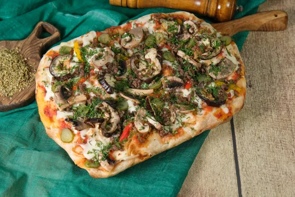 Мясная пицца с печеными овощами